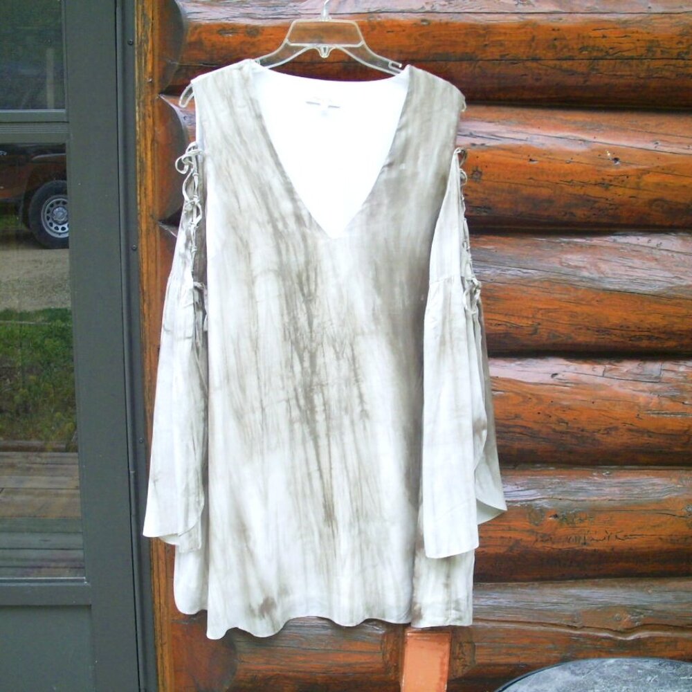 NWOT Honey Belle Flowy Cold Shoulder Lace up Split Bell Sleeve Flowy Dre…